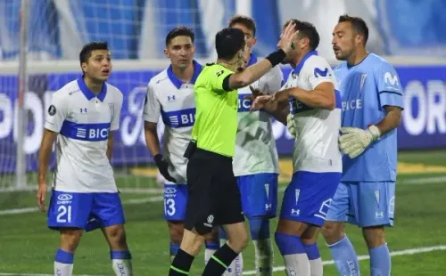 Universidad Católica reclamó con todo el penal a favor de Palmeiras. Foto: Agencia Uno