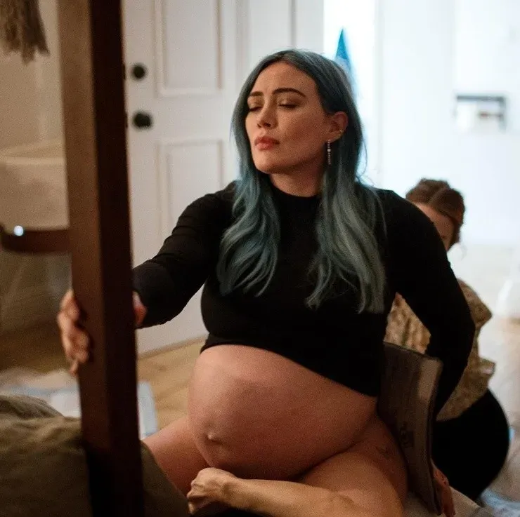 El parto en casa que tuvo Hillary Duff para recibir a su tercer hijo.(7)