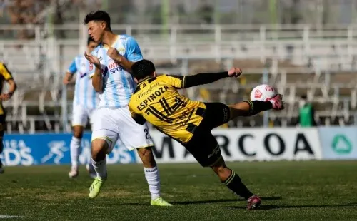 Magallanes derrotó por 2-1 a Fernández Vial en San Bernardo. Foto: Agencia Uno.