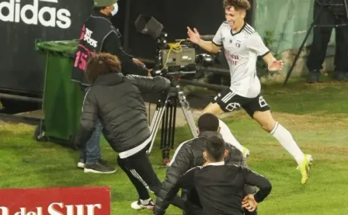 Arriagada quiere seguir celebrando con la camiseta de Colo Colo ante la UC. Foto: Agencia Uno