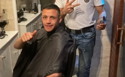 AS7 retocó su cabello junto a un barbero de Tocopilla.