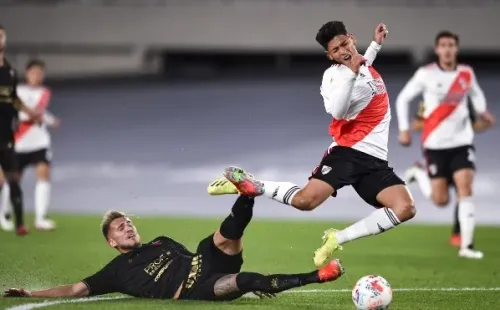 Colón se quedó con diez luego de este foul de Piovi a Carrascal. Foto: Getty