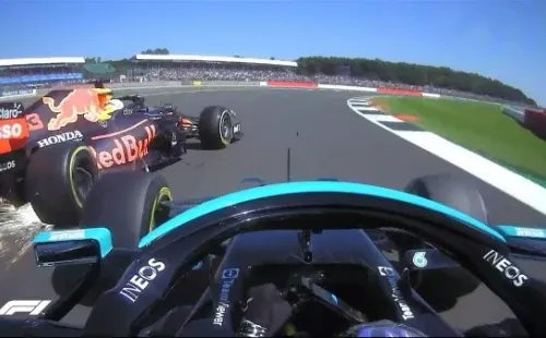 Hamilton y Max colisionaron en la curva 1 (FOTO: F1)