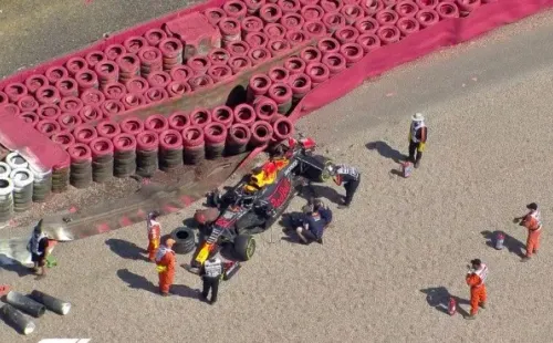 El conductor de Redbull fue retirado con cuidado del monoplaza.(FOTO: F1)