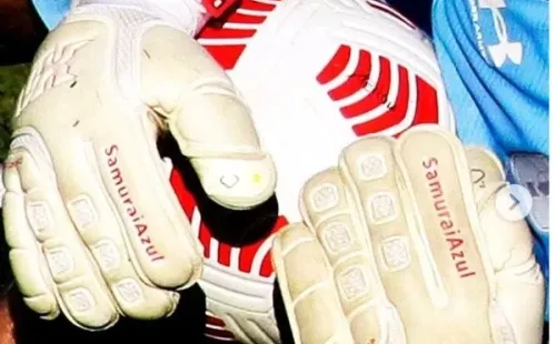 Zanahoria recibió fuertes improperios por los guantes con que atajó ante los albos.