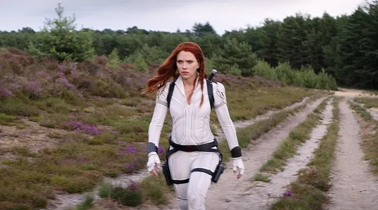 Black Widow: Finalmente vemos a Natasha con un atuendo distinto al de las películas previas.