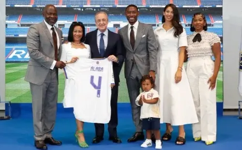 David Alaba posó junto a toda su familia. (Foto: Real Madrid)
