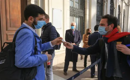 Constituyentes de Chile Vamos comen Negrita antes de la sesión de la Convención.(3)