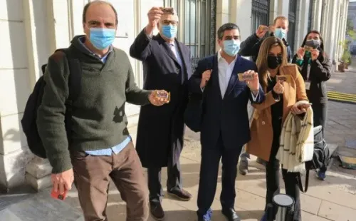 Constituyentes de Chile Vamos comen Negrita antes de la sesión de la Convención.(2)