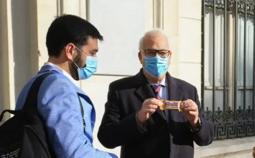 Constituyentes de Chile Vamos comen Negrita antes de la sesión de la Convención.(6)