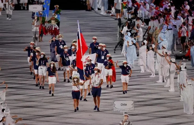 El paso del Team Chile junto aFrancisca Crovetto en el desfile de la Ceremonia de Apertura de los Juegos Olímpicos Tokio 2020. | Foto: TVN.