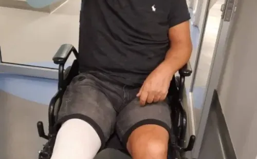 Carlos Caszely en la consulta previa a la operación en su rodilla, la semana pasada.