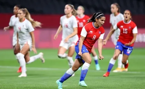 Karen Araya marcó de penal en el descuento de Chile contra Canadá.