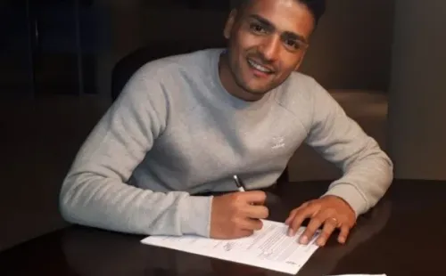 Felipe Campos firmó su contrato y ya es jugador de Atlético Tucumán. Foto: A. Tucumán