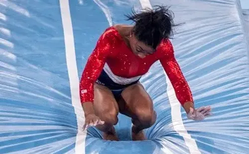 Biles tuvo una mala caída, que le pudo provocar la presunta lesión en el pie.