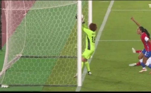 La pelota rebotó en la línea, pero en el aire ingresó a la portería. Ni las árbitras ni el VAR aparecieron ante las locales. Foto: TVN