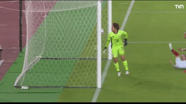El balón aparentemente va ingresando de manera completa a la portería