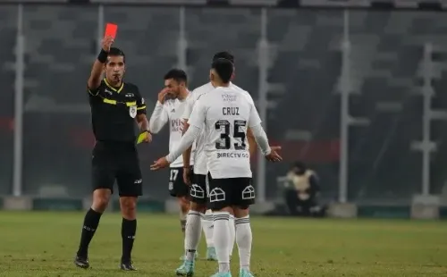 Cruz fue expulsado y se perderá los próximos dos partidos de Colo Colo. Foto: Agencia Uno