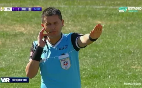 Droguett tardó una eternidad en anular el gol de Cobresal ante Melipilla. Foto: TNT Sports