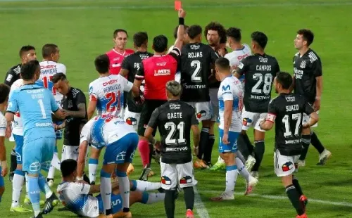 Falcón fue expulsado tras sus combos a Huerta. Foto: Agencia Uno