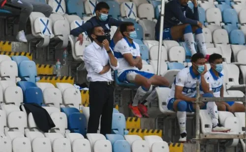 Poyet terminó viendo el partido de la UC en la galería. Foto: Agencia Uno