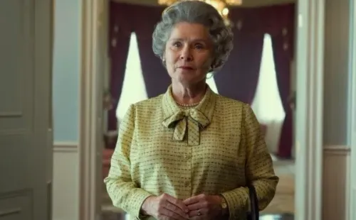 El look definitivo de Imelda Staunton para interpretar a la Reina Elizabeth II, en The Crown.