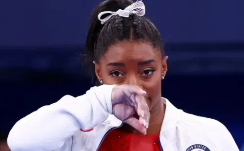 Simone Biles recibe el apoyo de Adriano en un momento muy difícil. (Foto: gentileza)