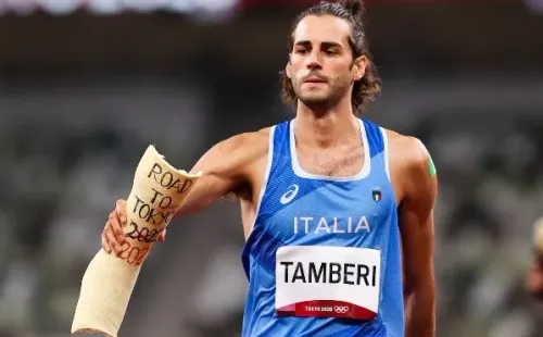 Tamberi junto al yeso de su lesión. Ahora, en su lugar tiene una medalla de oro. Foto: Getty Images