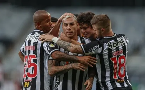 Eduardo Vargas en el duelo entre el Mineiro y Athletico Paranaense.