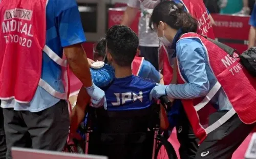 Tanaka salió en silla de ruedas del combate. (Foto: Getty Images)