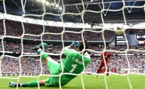 En aquel encuentro, Bravo le contuvo un penal aGeorginio Wijnaldum y le dio el título al City. Foto: Getty Images