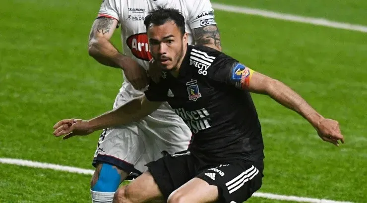Suazo cometió un error que por poco le cuesta caro a Colo Colo. Foto: Agencia Uno