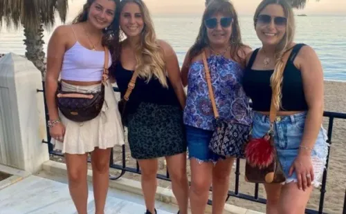 Las postales de Helhue Sukni junto a sus hijas en Marbella, España.(2)
