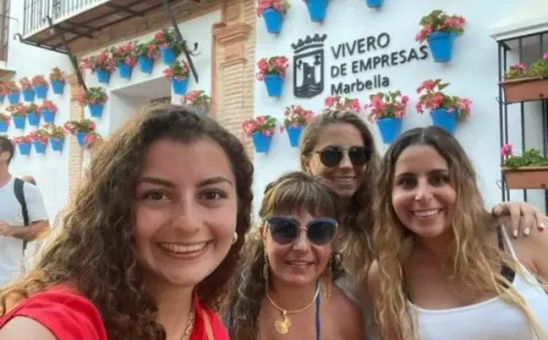 Las postales de Helhue Sukni junto a sus hijas en Marbella, España.(4)
