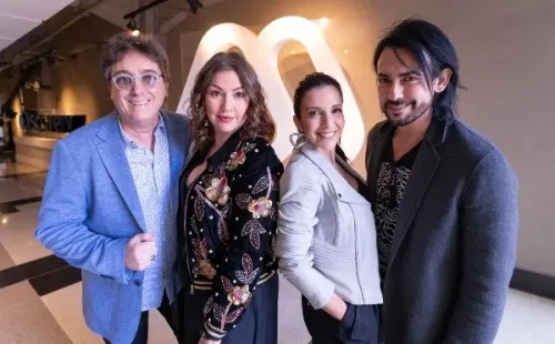 El jurado de    The Covers, junto a la animadora Karla Constant.