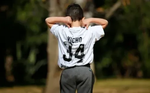 El niño recibió su camiseta de Vicente Pizarro oficial. Foto: Colo Colo