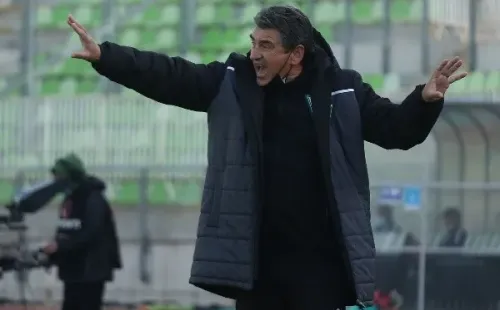 Emiliano Astorga espera por Leonardo Valencia en Santiago Wanderers. (Foto: Agencia Uno)