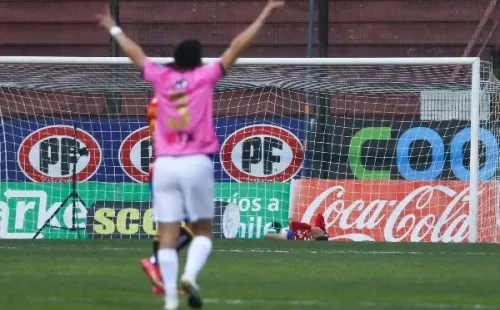Pavez protagonizó el blooper de la fecha con su autogol ante Ñublense. Foto: Agencia Uno