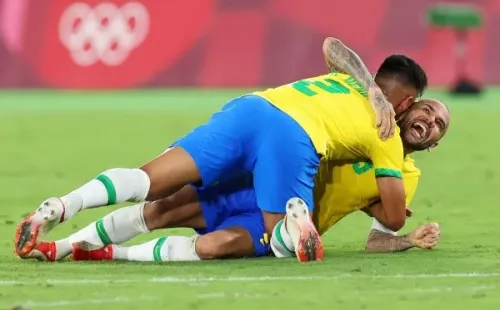 Dani Alves celebró por todo lo alto el título olímpico. (Foto: Getty Images)