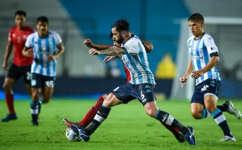Eugenio Mena asoma como titular en la academia ante el rojo de Avellaneda. (Foto: Getty)