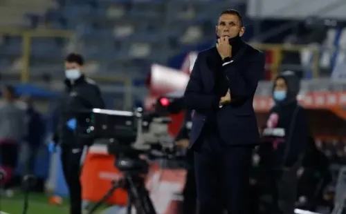 Gus Poyet ratificó su continuidad en la UC pese a los fuertes rumores de su salida.