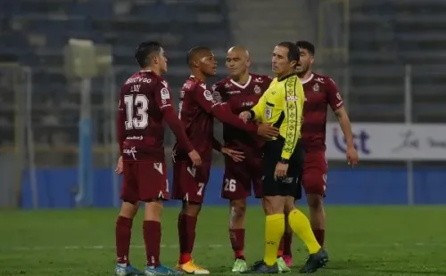 Todo Deportes La Serena reclamó penal, pero el VAR no apareció ni por si acaso. Foto: Agencia Uno