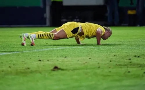 Haaland comenzó a hacer flexiones para reclamar un penal no cobrado