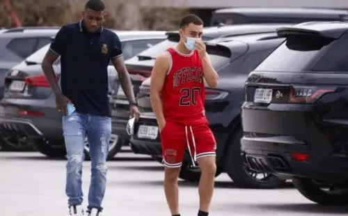Sergiño Dest al parecer no vio la invitación y llegó a jugar un partido de basket a la despedida de Lionel Messi