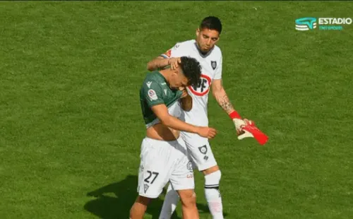 Gabriel Castellón consuela a jugadores de Santiago Wanderers.