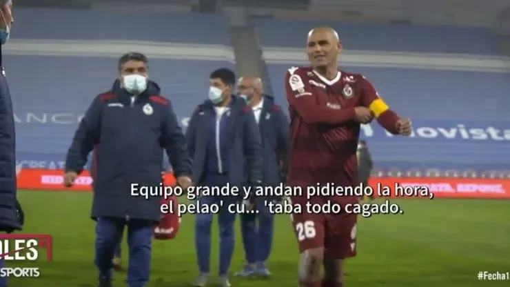 Chupete Suazo increpa a ayudante técnico de la UC