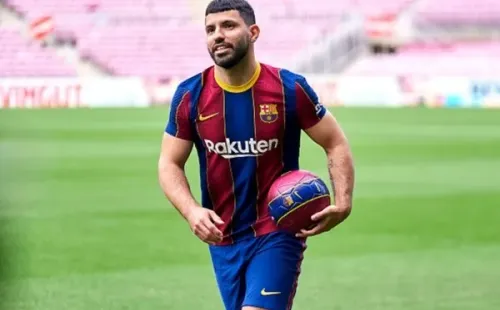 El Kun quedó marcando ocupado al enterarse de la partida de Lio Messi.