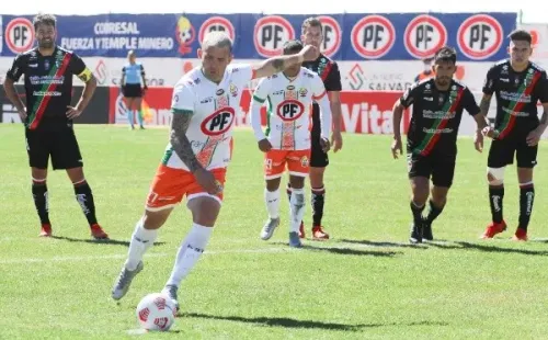 Matías Donoso cambió por gol el polémico penal que el VAR no pudo revisar. Foto: Agencia Uno