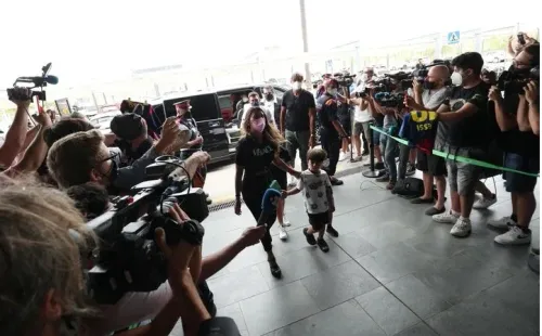 Antonella y su hijo menor antes de abordar el vuelo a París(FOTO: Olé)