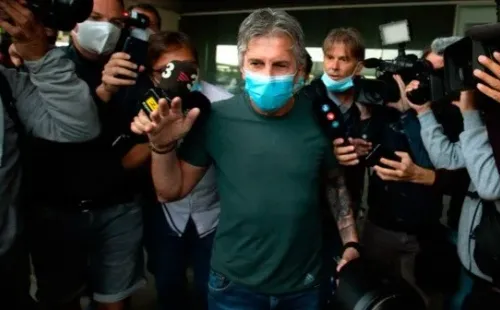 Jorge Messi habló con la prensa en el aeropuerto.